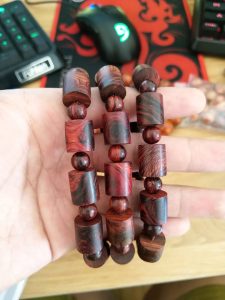 Vòng tay gỗ sưa giá bao nhiêu?