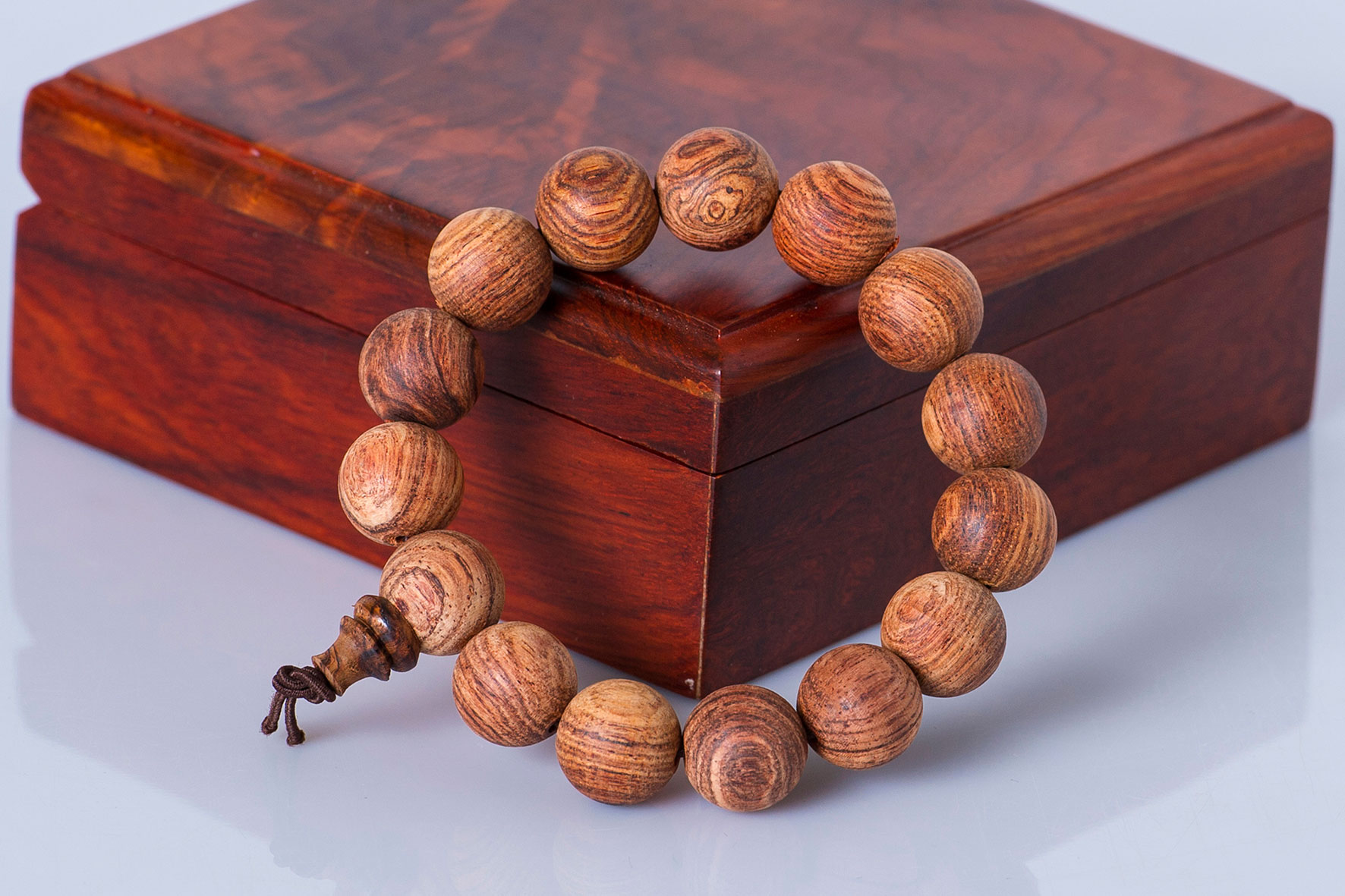 Vòng tay gỗ sưa giá bao nhiêu?