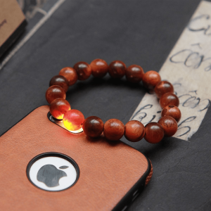 Vòng tay gỗ Huyết Long Sử dụng gỗ Huyết Long có khả năng giúp lưu thông khí huyết rất tốt nên rất có lợi cho sức khỏe. Vì vậy mà từ xa xưa, ông cha ta đã biết tận dụng loại gỗ quý hiếm này để làm nên những món đồ trang sức tuyệt đẹp vừa để trang trí vừa để mang lại những tác dụng tuyệt vời cho sức khỏe.